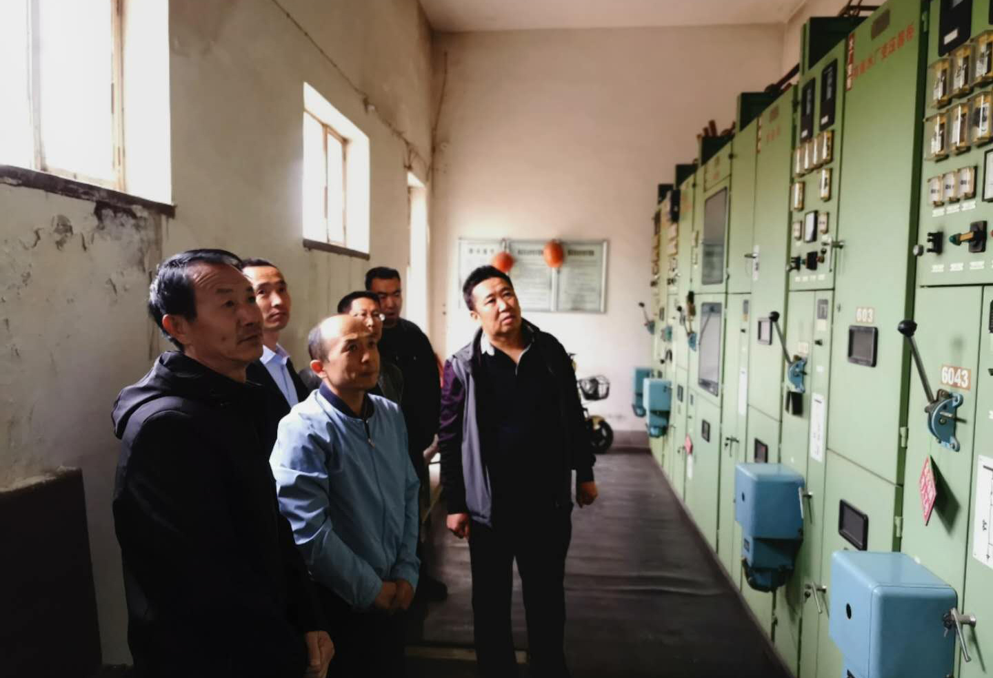 公司總經(jīng)理王建人在供水、污水生產(chǎn)一線開展風(fēng)險隱患排查.jpg